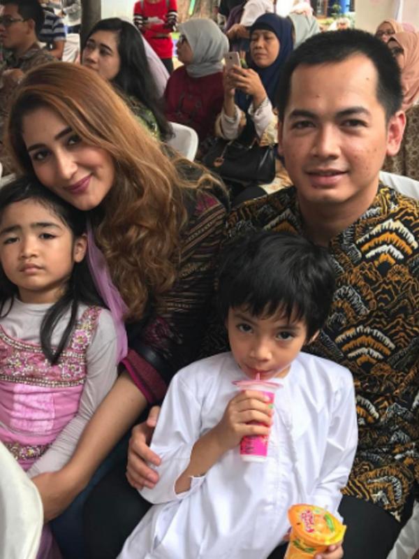 Usai digugat cerai, Tommy Kurniawan dan Tania Nadira tetap tampil kompak bersama dua anaknya. (Instagram/tanianadiraa)
