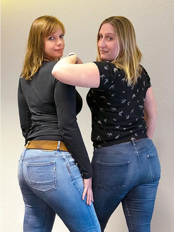 Dua perempuan ini bikin foto sindiran untuk Zara. (Via: boredpanda.com)