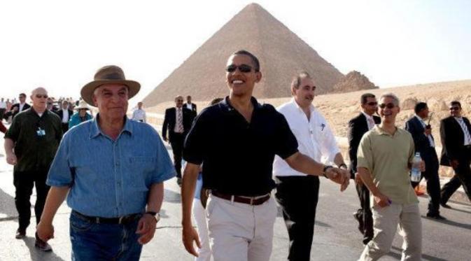 Zahi Hawass (kiri) saat mendampingi Barack Obama ketika berkunjung ke Mesir. (The Sun). 