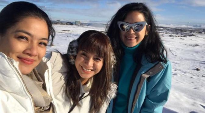 Kirana Larasati berlibur bersama Titi Kamal dan Dinda Kanya Dewi di Islandia (Instagram/@kiranalarasati)