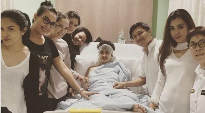 Julia Perez dikunjungi banyak teman di rumah sakit (Foto: Instagram)