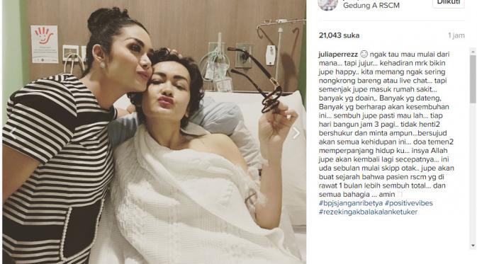 Krisdayanti besuk Julia Perez yang sudah satu bulan dirawat di rumah sakit (Foto: Instagram)