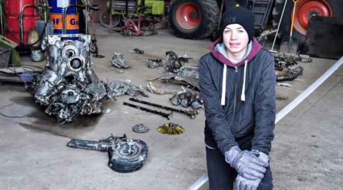 Bocah yang menemukan puing-puing pesawat dari era Perang Dunia II. (Reuters)