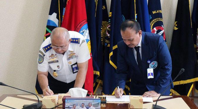 Kepala BPSDMP, Wahju Satrio Utomo dan PB POSSI, Mayjen TNI Mar (Purn) Buyung Lalana menandatangani Kesepakatan Bersama Pendidikan dan Pelatihan di Bidang Penyelaman.