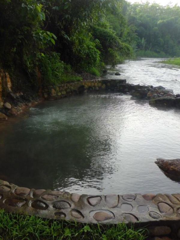 Air Panas Desa Tiris, Probolinggo, Jawa Timur. (kecamatantiris.blogspot.com)