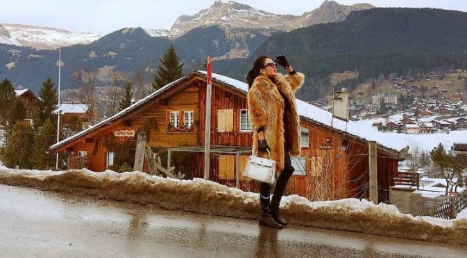 Syahrini ketika berada di luar negeri musim salju (Foto: Instagram)