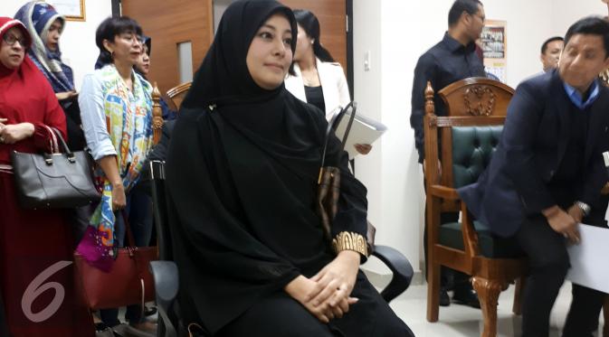 Istri Ustaz Ahmad Alhabysi, Putri Aisah Aminah saat menjalani sidang cerai perdana. (Rizky Aditya Saputra/Liputan6.com)