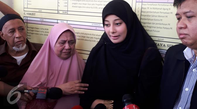 Istri Ustaz Ahmad Alhabsyi, Putri Aisah Aminah. (Rizky Aditya Saputra/Liputan6.com)