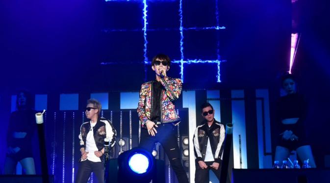 Lee Jun Ki saat membawakan lagu Big Bang dalam fanmeeting uang dihelat di Singapura, Sabtu (4/3/2017). (foto: twimg)