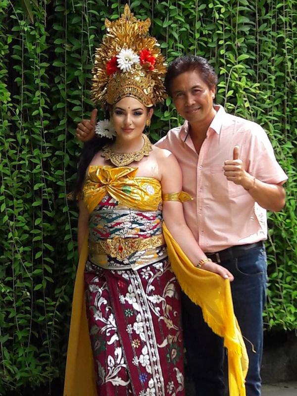 Putri Arab Pakai Kemben di Bali | via: facebook.com/wayan.adisumiran