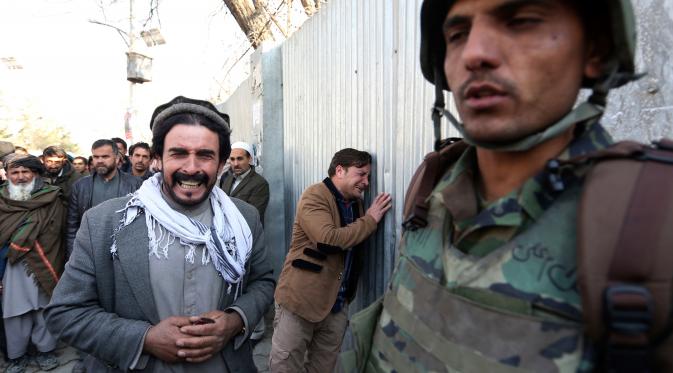 Reaksi seorang kerabat pasien setelah baku tembak sekelompok pria bersenjata dengan pasukan khusus di dalam rumah sakit militer Kabul, Afghanistan, Rabu (8/3). Kelompok Negara Islam atau ISIS mengaku sebagai pelaku serangan tersebut. (AP Photo/Rahmat Gul)