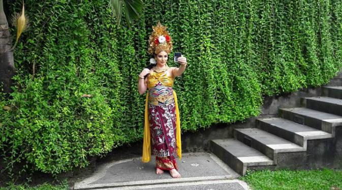 Pramugari Raja Salman mengenakan kostum penari Bali di sebuah tempat spa di Nusa Dua. (Facebook/Wayan Adi Sumiran)