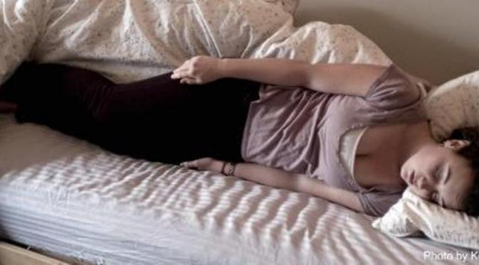 Kepribadian mudah bersosialisasi berdasarkan posisi tidur ini. Sumber: yourtango.com.