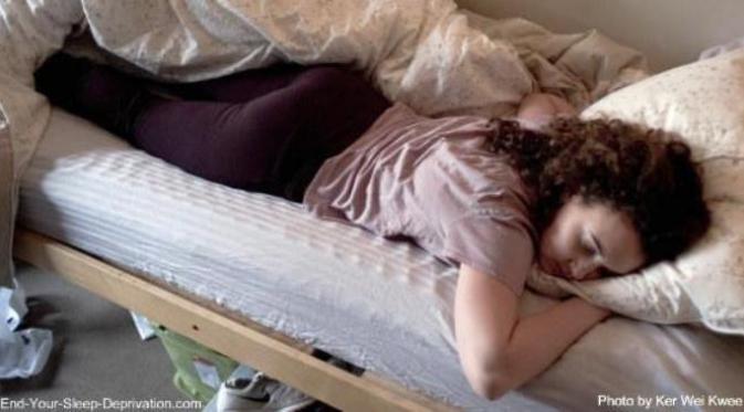 Kepribadian gugup berdasarkan posisi tidur ini. Sumber: yourtango.com.