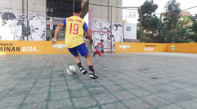Eman Berlatih Futsal Bersama Rekan di Majalengka (Liputan6.com/Mochamad Khadafi)