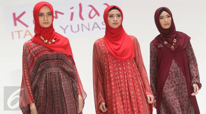 Model mengenakan busana muslim label Kamilaa karya desainer Itang Yunasz di Pasar Blok B Tanah Abang, Jakarta, Kamis (9/3). Dalam koleksinya, Itang memberi sentuhan tenun dari beberapa daerah. (Liputan6.com/Immanuel Antonius)