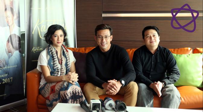 Dian Sastrowardoyo, Denny Sumargo, dan Robert Ronny, selaku Produser film Kartini. (Nurwahyunan/Bintang.com)