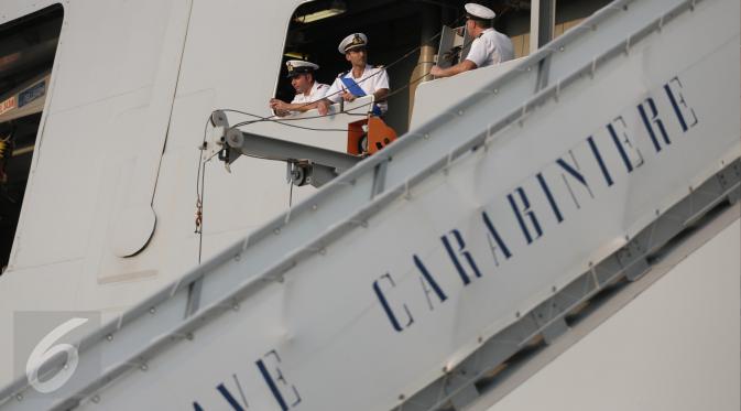 Sejumlah awak kapal terlihat berbincang di atas Kapal perang kelas fregat Angkatan Laut Italia, ITS Carabiniere F-593 di dermaga Terminal Peti Kemas Pelabuhan Tanjung Priok, Jakarta, Kamis (9/3). (Liputan6.com/Faizal Fanani)