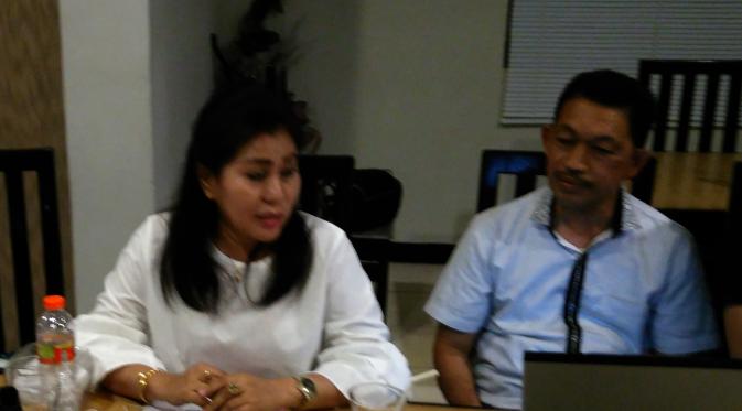Wakil Bupati Paulina (kiri) didampingi sejumlah pejabat Pemkab Sigi, Sulteng, menjelaskan kebijakan reforma agraria. (Liputan6.com/Anri Syaiful)