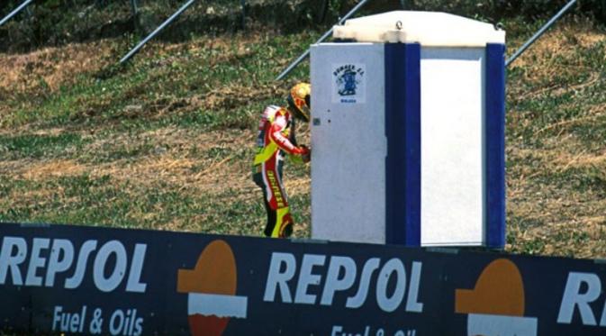 Valentino Rossi harus menepikan motornya untuk buang air kecil sesaat memenangi balapan di Sirkuit Jerez, Spanyol, pada 1999. (Pinterest)