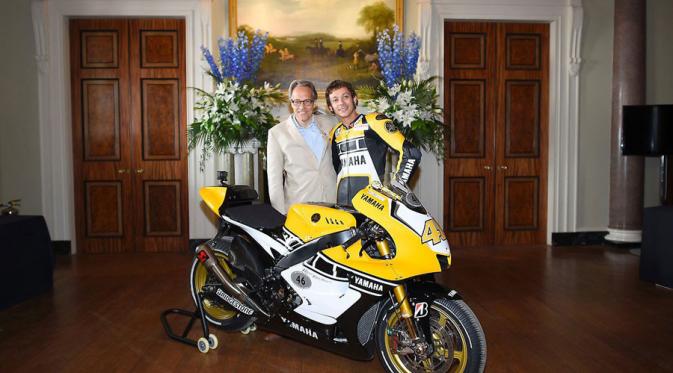 Valentino Rossi memarkirkan motor Yamaha YZR-M1 di dalam Goodwood House, bangunan yang sudah berdiri sejak 1600. (Motorvaganza)