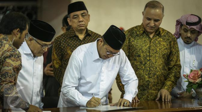 Menag Lukman Hakim Saifuddin menandatangani peresmian pemajangan Kiswah (kain penutup Kakbah) hadiah dari Raja Salman bin Abdulaziz Al Saud di Masjid Istiqlal, Jakarta, Jumat (10/3). (Liputan6.com/Faizal Fanani)
