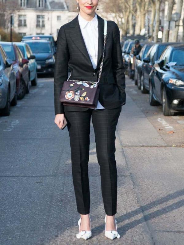 Dengan style seperti ini, kamu nggak bakal terlihat membosankan memakai blazer. (via: purewow.com)