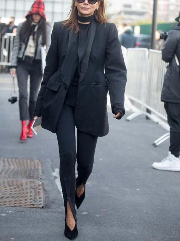Dengan style seperti ini, kamu nggak bakal terlihat membosankan memakai blazer. (via: purewow.com)