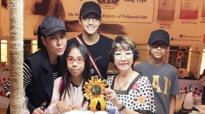 Gunawan bersama Lala dan dua anaknya (Instagram/@lala_gunawan_family)