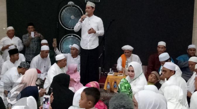 Tommy Kurniawan saat mengikuti pengajian Majelis Taklim Al Munawwarroh di Makassar.  (Ferry Noviandi/Liputan6.com)