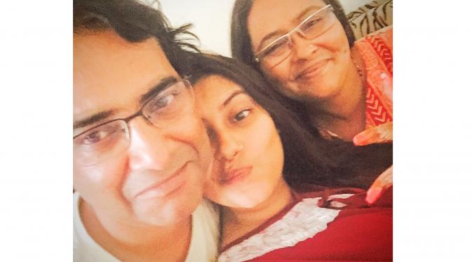 Pratyusha Banerjee dengan keluarganya (Instagram/iamprats)
