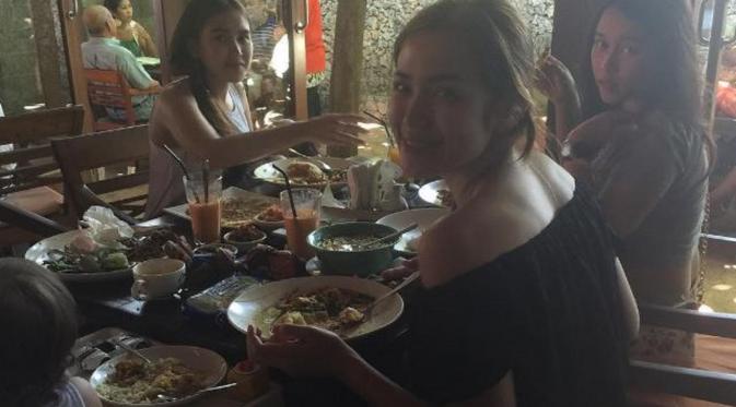 Ayu Ting Ting dan Jessica Iskandara saat makan bersama di sebuah restoran di Bali (Instagram/@mom_ayting92_)