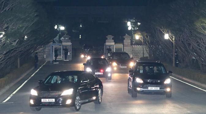 Iring-iringan mobil yang membawa Park Geun-hye keluar dari Blue House menuju kediaman pribadinya di Seoul, Minggu (12/3). Park Geun-Hye telah resmi dimakzulkan dari posisi Presiden Korea Selatan terkait skandal korupsi. (Baek Seung-yul/Yonhap via AP)