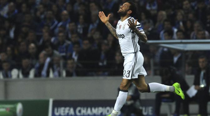 Dani Alves merayak gol saat duel lawan Porto di laga 1 16 besar Liga Champions. (AP Photo/Paulo Duarte)