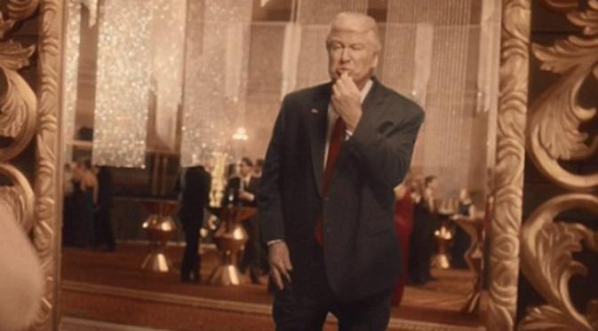 Alec Baldwin saat meniru penampilan Donald Trump demi iklan SNL.
