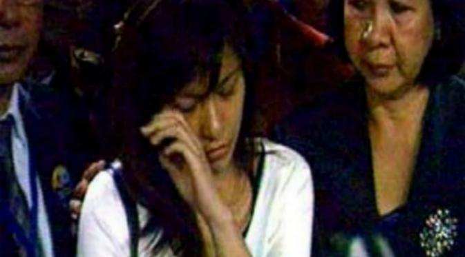 Lidya Pratiwi menangis dan meminta maaf pada keluarga Naek Gonggom Hutagalung. (Liputan6.com)