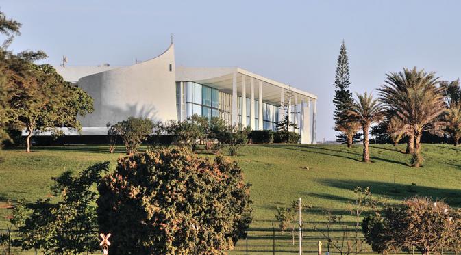 Istana Alvorada dirancang oleh arsitek Brasil, Oscar Niemeyer (Wikipedia)