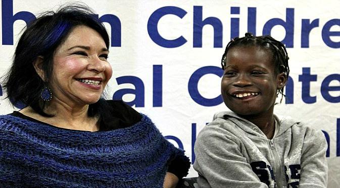 Janet tersenyum usai keberhasilan operasi pengangkatan tumor bersama Elissa Montanti (kiri) dari Global Medical Relief Fund (Foto: Mail Online)