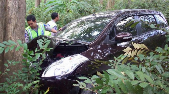 Suzuki Ertiga ini tiba-tiba masuk ke hutan dan baru bisa berhenti setelah menabrak pohon. (foto : Liputan6.com / istimewa / Edhie Prayitno ige)