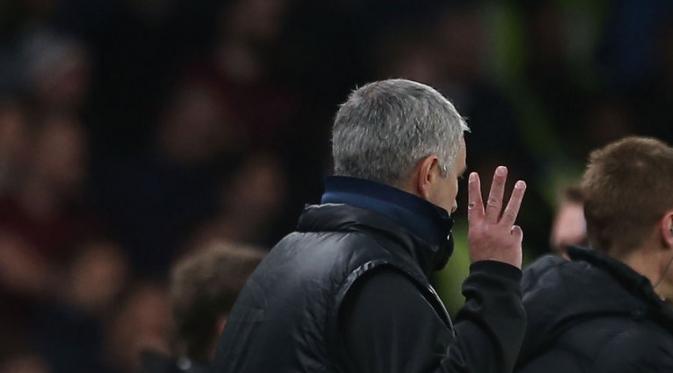 Aksi Jose Mourinho saat mengangkat tiga jari tangannya membalas cemooh suporter Chelsea. (Sky Sports)