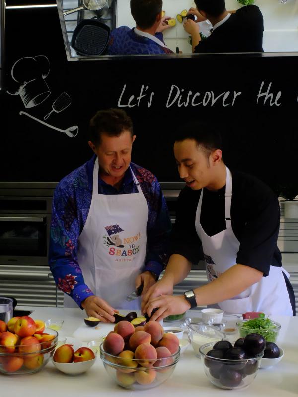 Assistant Minister Luke dan Chef Yuda memasak bersama dengan buah Australia di Now! in Season.