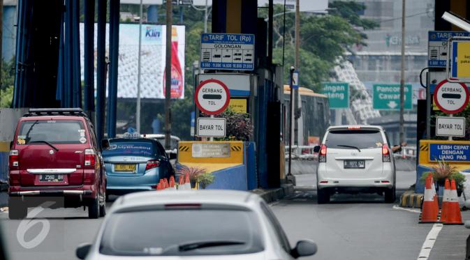 Kendaraan memasuki area gerbang tol Semanggi 2, Jakarta, Selasa (14/3). Badan Pengatur Jalan Tol (BPJT) Kementerian PUPR menargetkan seluruh gerbang tol di Indonesia akan menerapkan transaksi pembayaran nontunai. (Liputan6.com/Faizal Fanani)