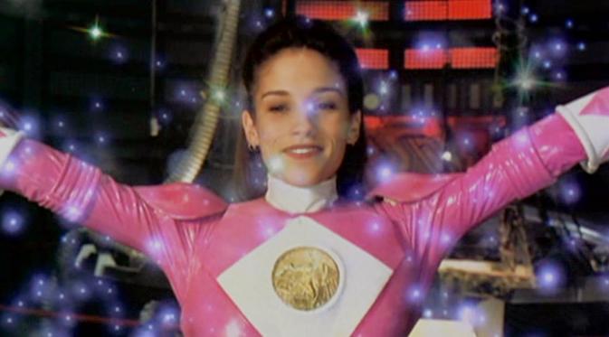 Amy Jo Johnson sebagai Kimberly Hart alias Pink Ranger di serial Mighty Morphin Power Rangers. (moviepilot.com)