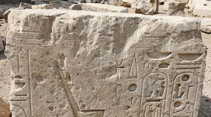 Potongan patung Firaun dari 3000 tahun lalu ditemukan di Kairo, Mesir. (Via: boredpanda.com)