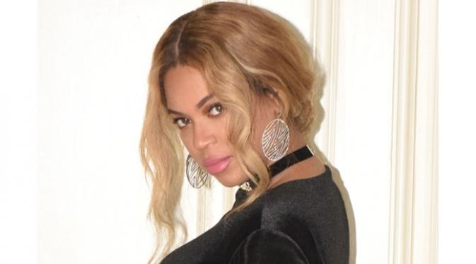Dalam balutan bodycon berbahan velvet, Beyonce terlihat semakin seksi. 