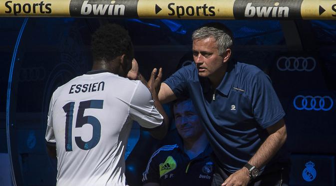 Jose Mourinho dan Michael Essien. (AFP/Dani Pozo) 