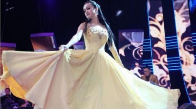 Julia Perez tampil cantik dengan gaun panjang (Foto: Instagram) 