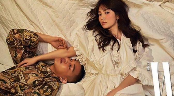 Song Hye Kyo dan Yoo Ah In tampak seperti pasangan sungguhan dalam foto ini (W Magazine)