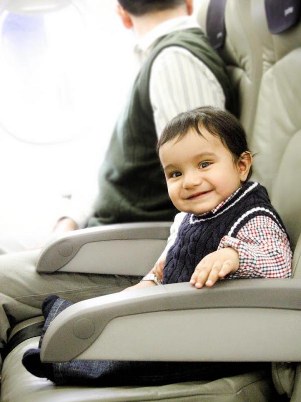 Bayi di dalam pesawat terbang. (Getty)