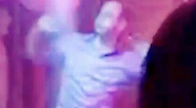 Pangeran William tertangkap kamera asyik berdansa di sebuah kelab malam di Swiss. Ini kah penyebab ia dikabarkan selingkuh?